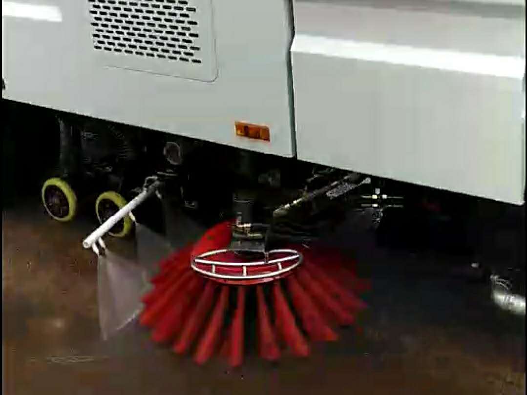 东风多利卡洗扫车洗扫路面污泥视频 (4142播放)