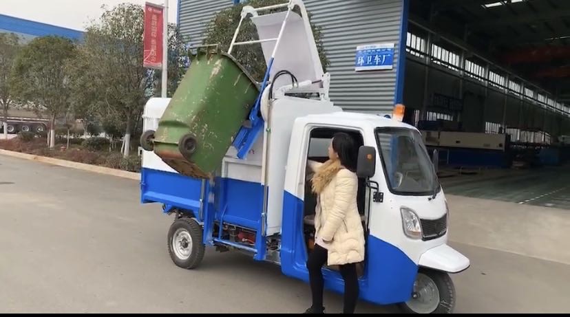 电动三轮，新能源挂桶垃圾车操作视频 (2020播放)