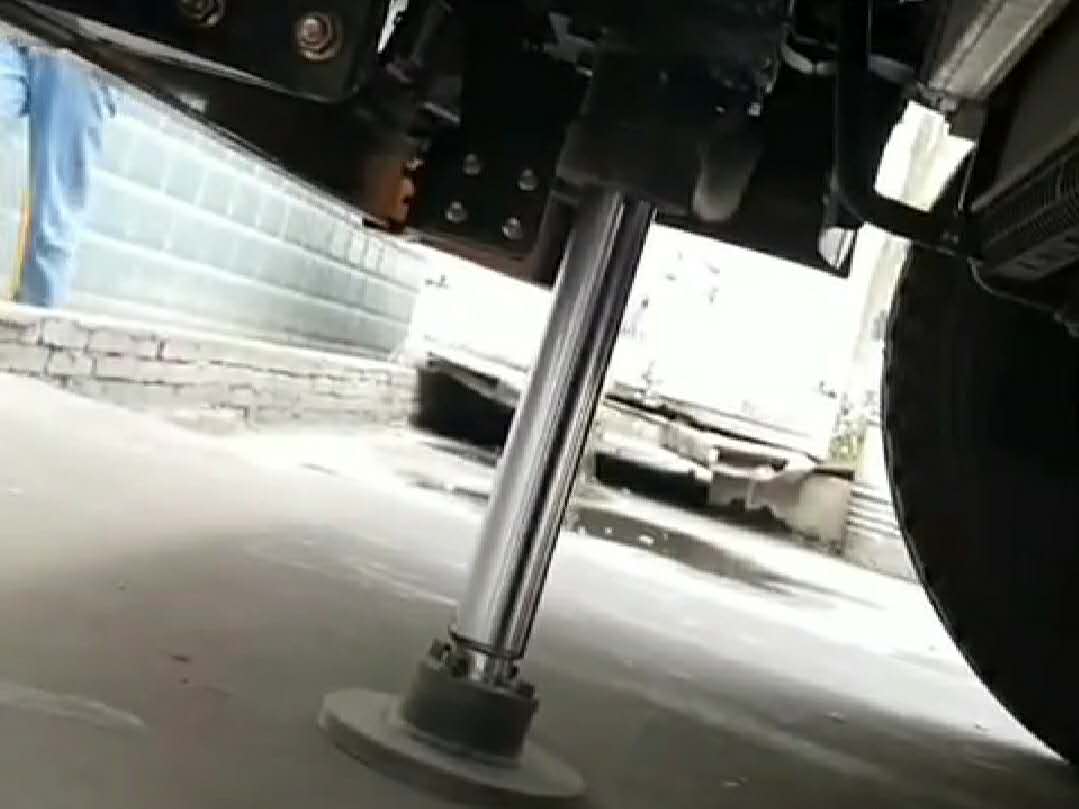 8吨随车吊驾驶室加装独立前支腿视频 (3430播放)