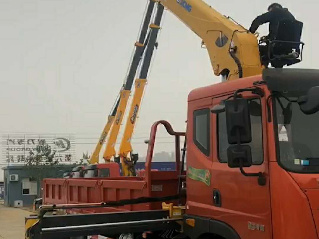 8吨随车吊货箱6.1米整车完工试车视频 (3543播放)