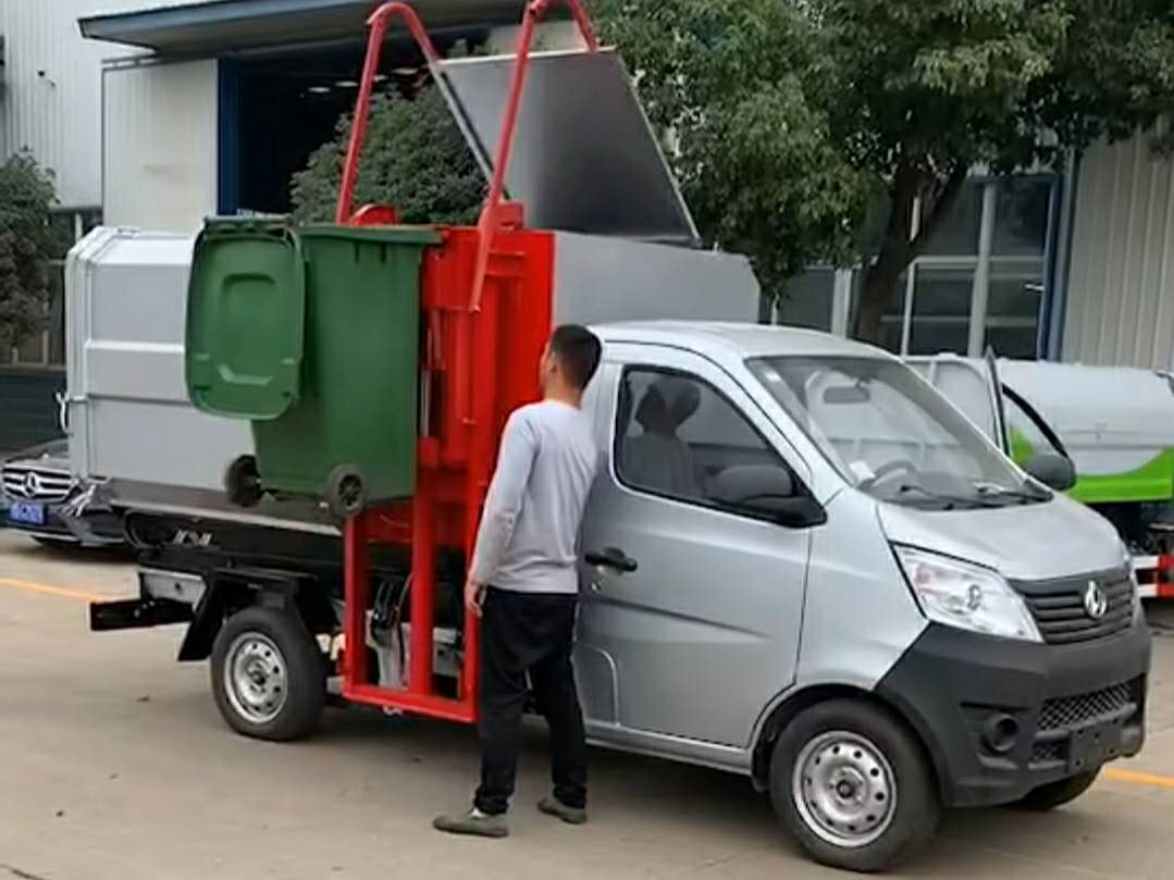 长安3方挂桶垃圾车挂120升塑料桶操作视频 (5341播放)