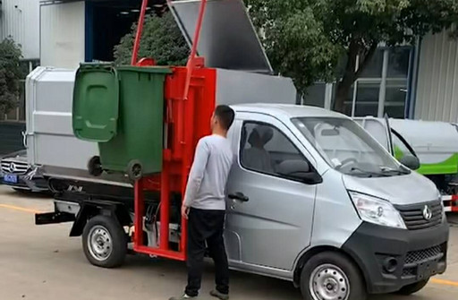 长安3方挂桶垃圾车挂120升塑料桶操作视频