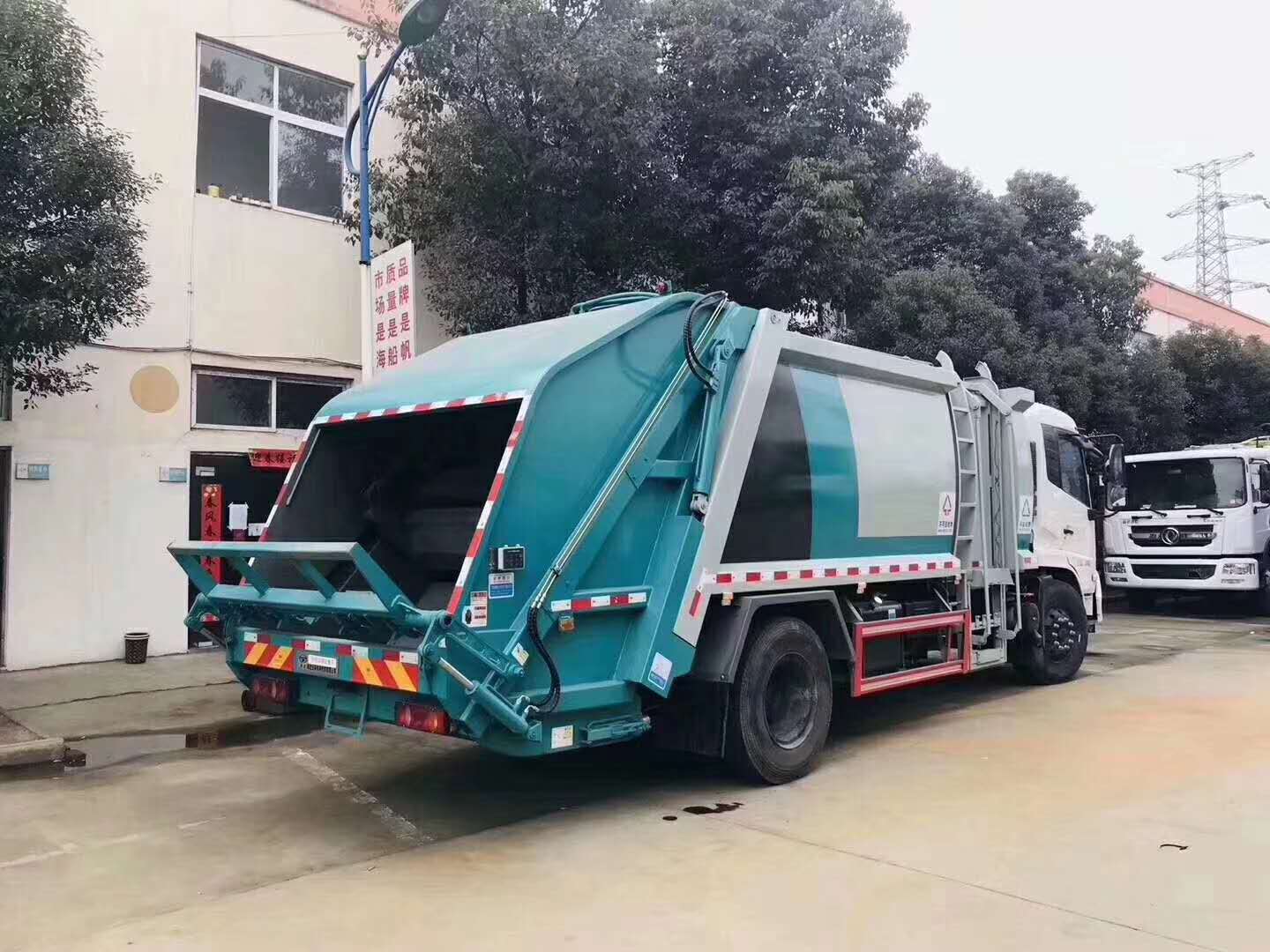 压缩垃圾车工作视频 (4824播放)