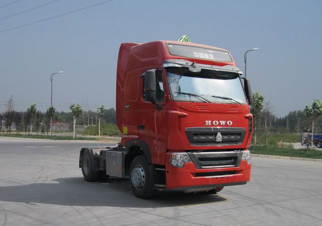 豪沃牌ZZ4187V361HE1WA型危险品牵引车