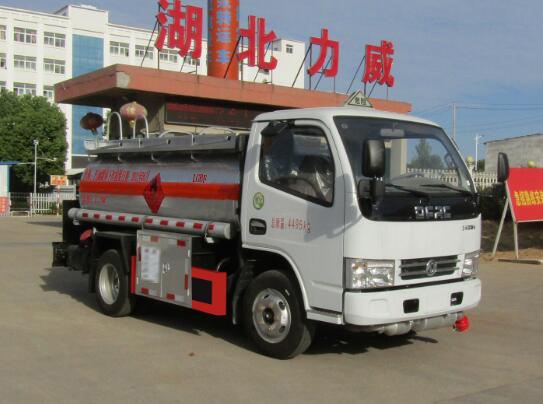 中汽力威牌HLW5040GYY5EQ型运油车