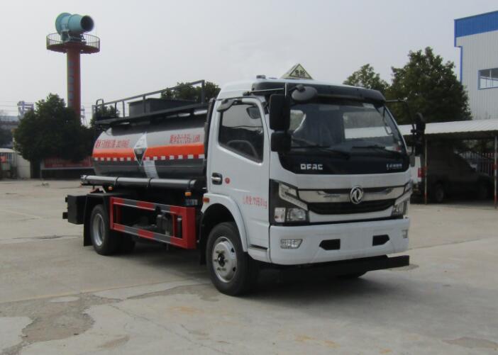 中汽力威牌HLW5120GFWEQ6型腐蚀性物品罐式运输车