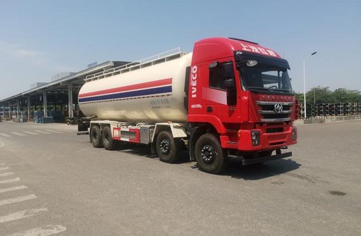 红岩牌CQ5317GFLHD12446型低密度粉粒物料运输车