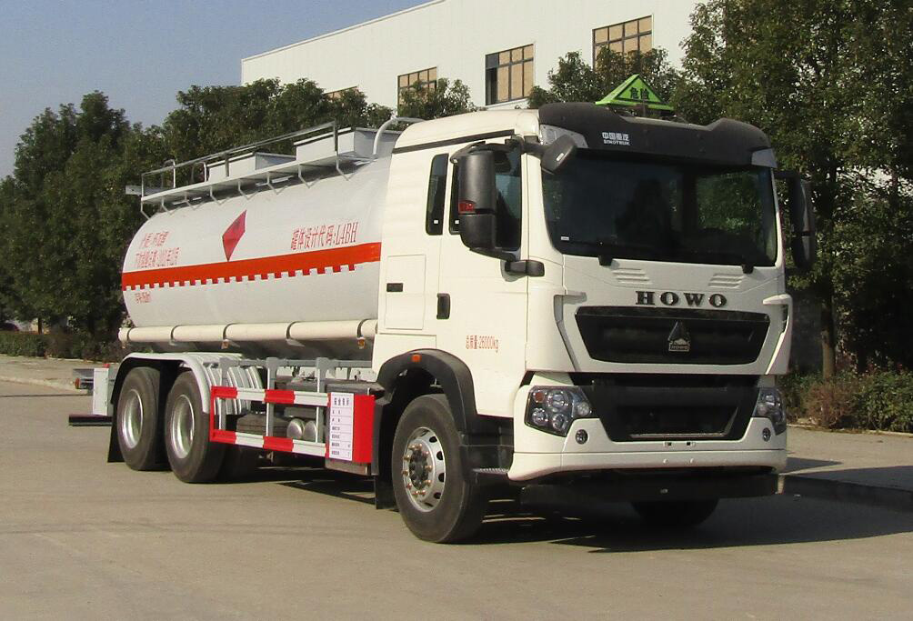 中汽力威牌HLW5260GRYZ6型易燃液体罐式运输车