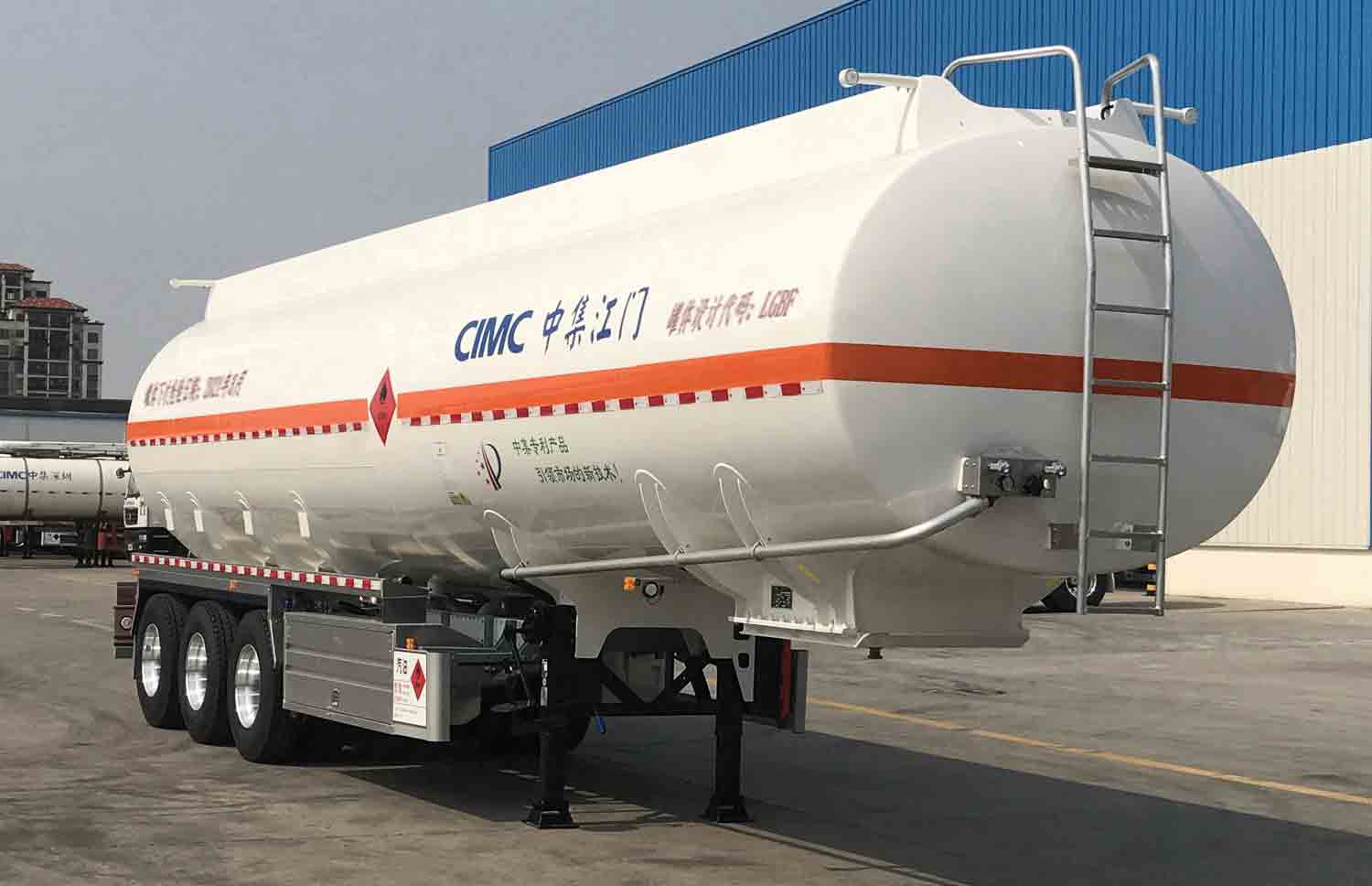 中集牌ZJV9402GYYJM型铝合金运油半挂车