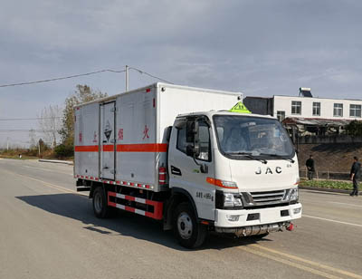 大力牌DLQ5041XFWEQ6型腐蚀性物品厢式运输车