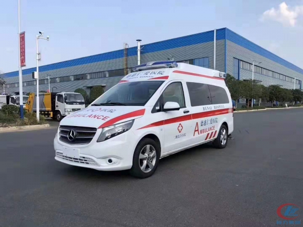 国六奔驰救护车 (3)