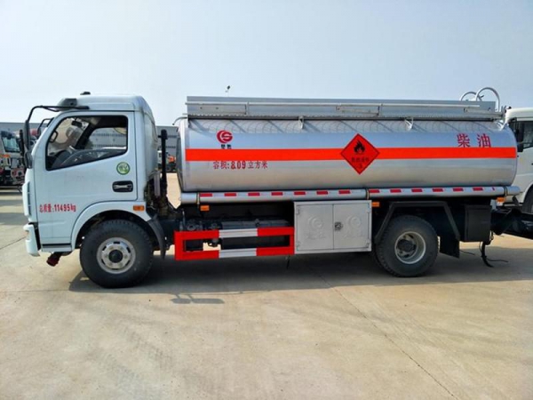 东风多利卡8吨油罐车 ()